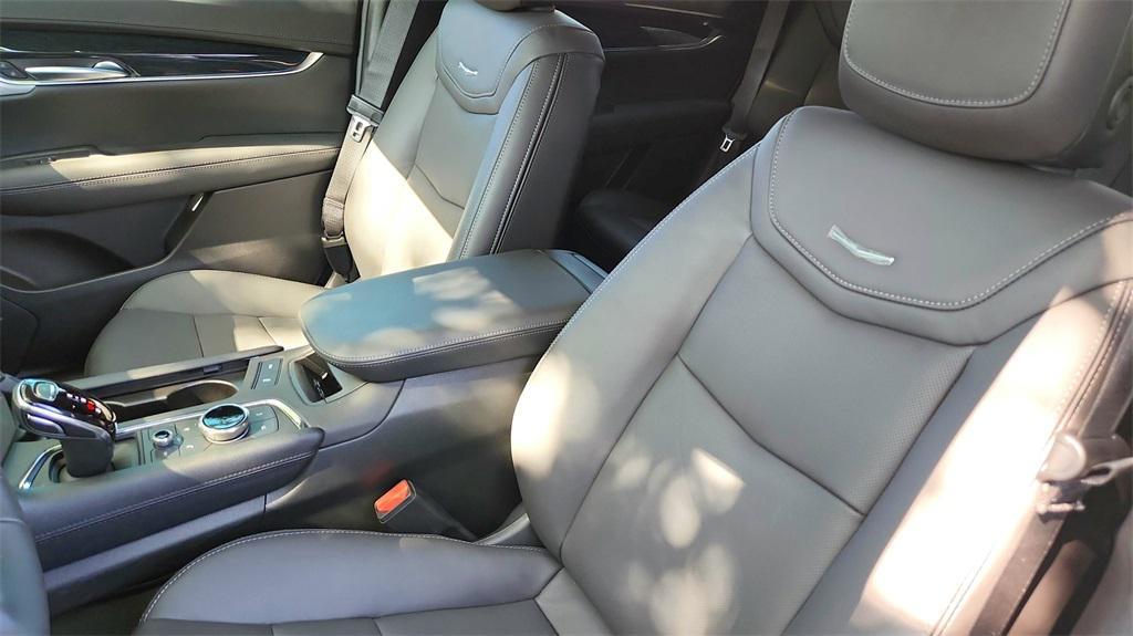 new 2025 Cadillac XT5 car, priced at $53,455