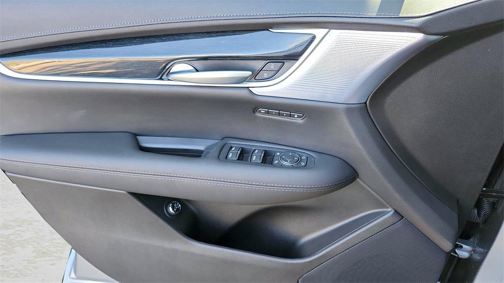 new 2025 Cadillac XT5 car, priced at $53,455