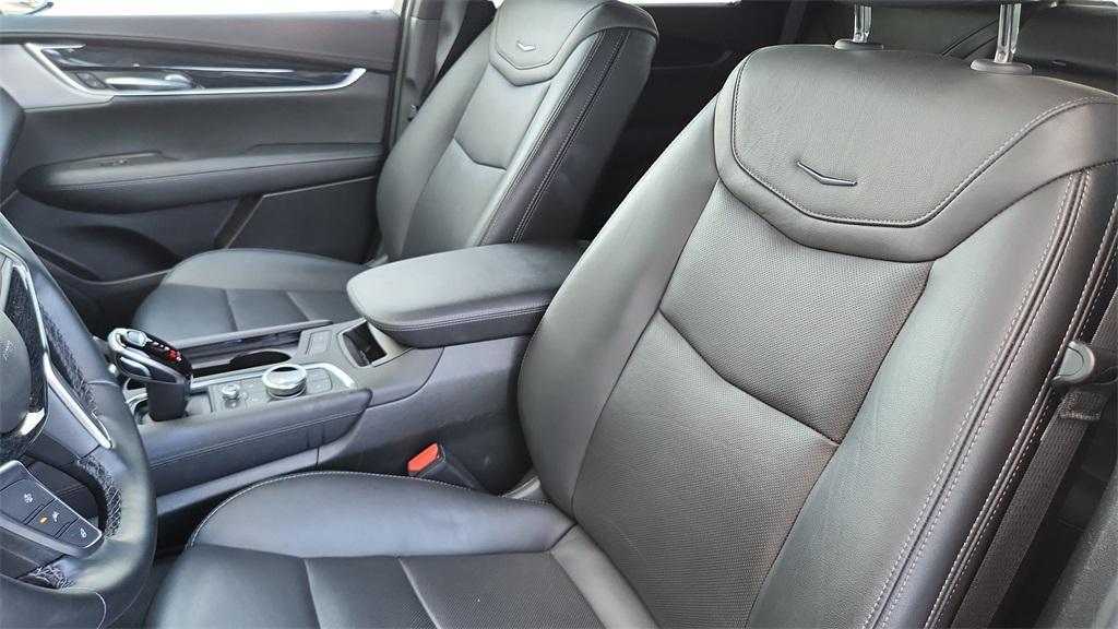 used 2025 Cadillac XT5 car, priced at $40,800