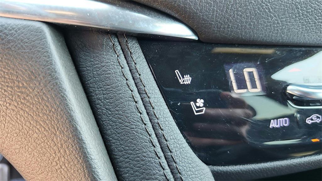 used 2021 Cadillac XT5 car, priced at $28,993