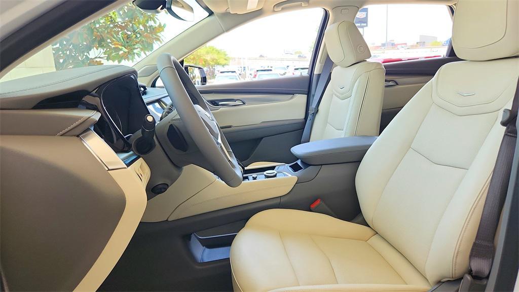 new 2025 Cadillac XT5 car, priced at $56,776