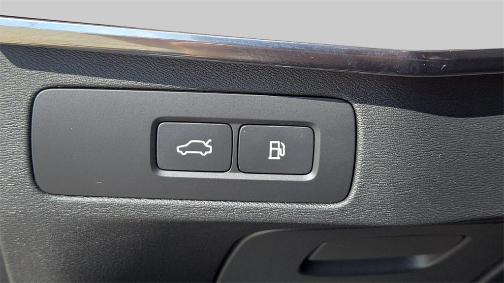 used 2025 Volvo XC90 Plug-In Hybrid car, priced at $59,294