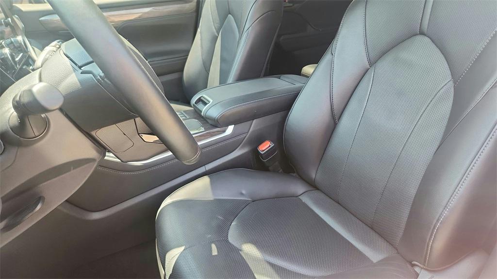used 2024 Toyota Highlander car, priced at $43,200