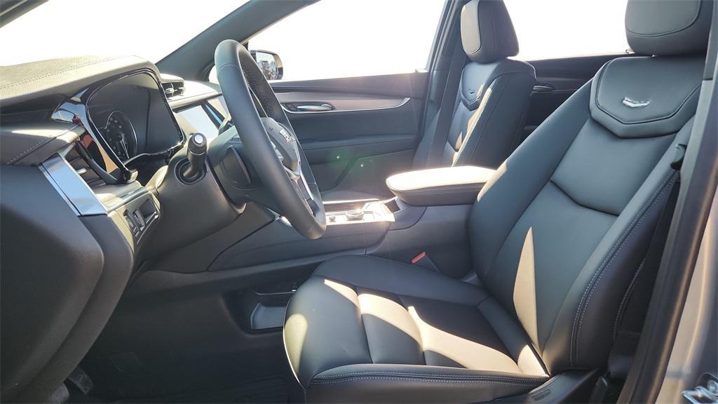 new 2025 Cadillac XT5 car, priced at $45,212