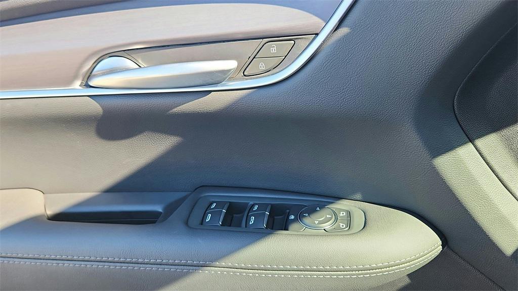 new 2025 Cadillac XT5 car, priced at $45,212