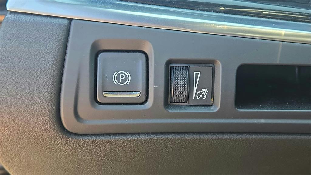 used 2025 Cadillac XT5 car, priced at $40,194