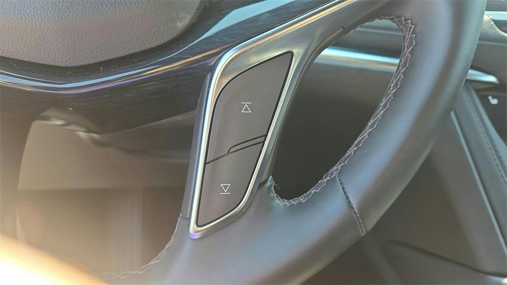 used 2025 Cadillac XT5 car, priced at $41,900