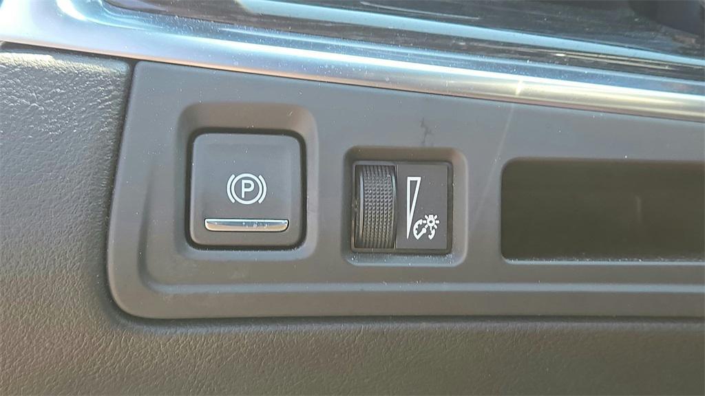 used 2025 Cadillac XT5 car, priced at $41,900