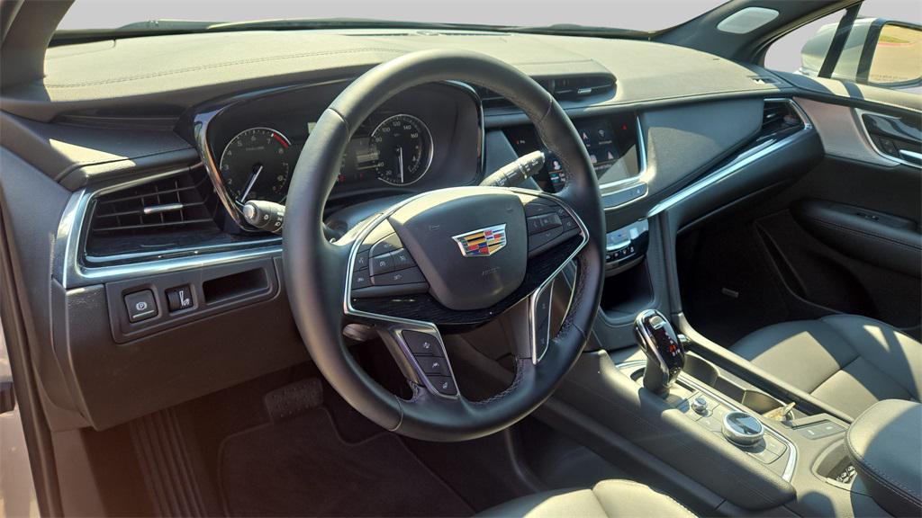 used 2025 Cadillac XT5 car, priced at $41,900