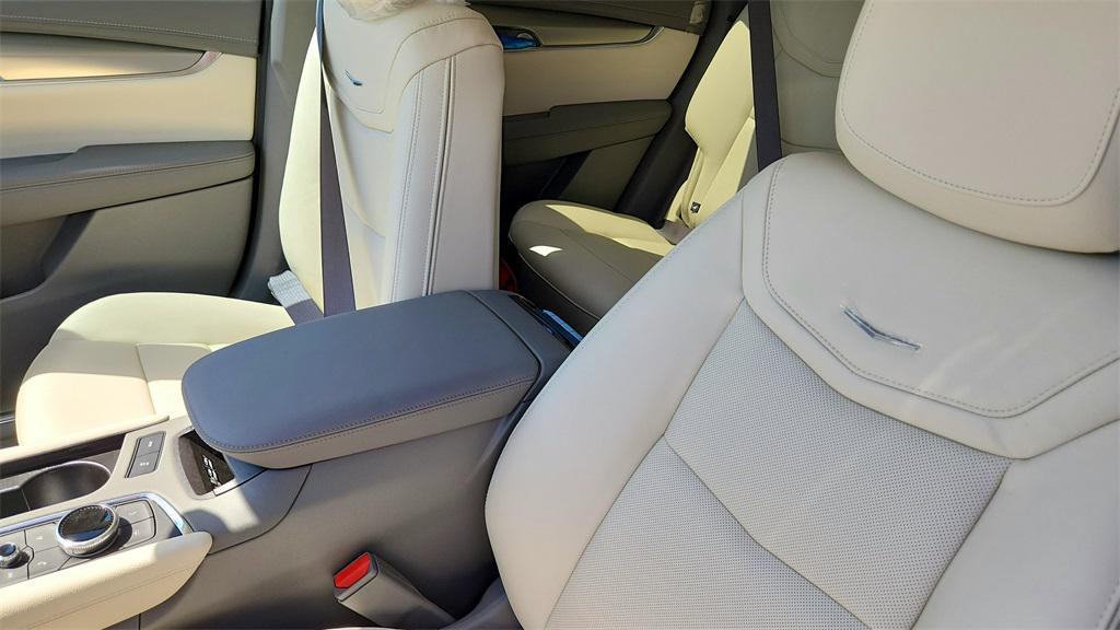 new 2025 Cadillac XT5 car, priced at $56,080
