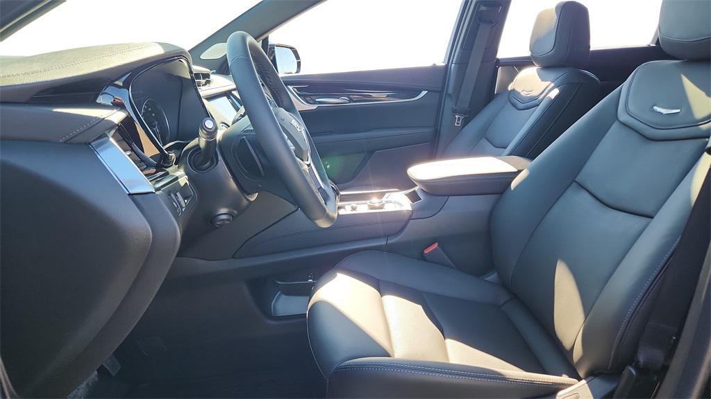 new 2025 Cadillac XT5 car, priced at $54,228