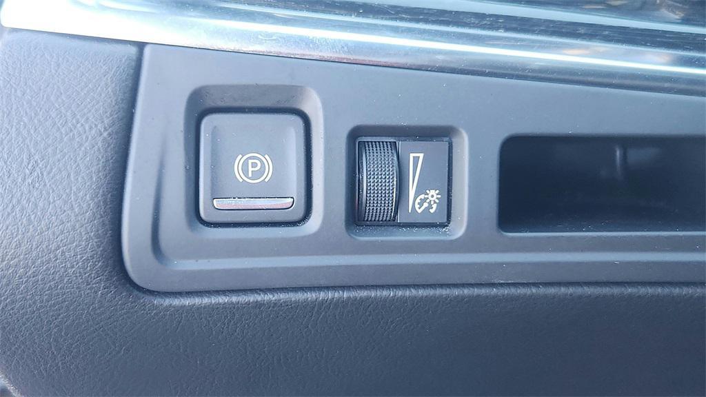 used 2025 Cadillac XT5 car, priced at $40,500