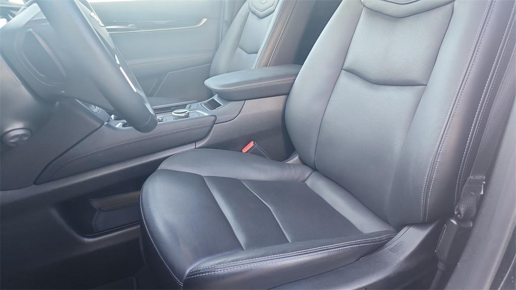 used 2025 Cadillac XT5 car, priced at $40,500