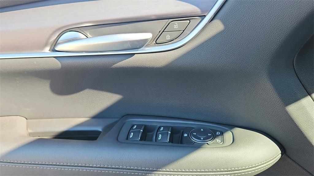 new 2025 Cadillac XT5 car, priced at $45,825