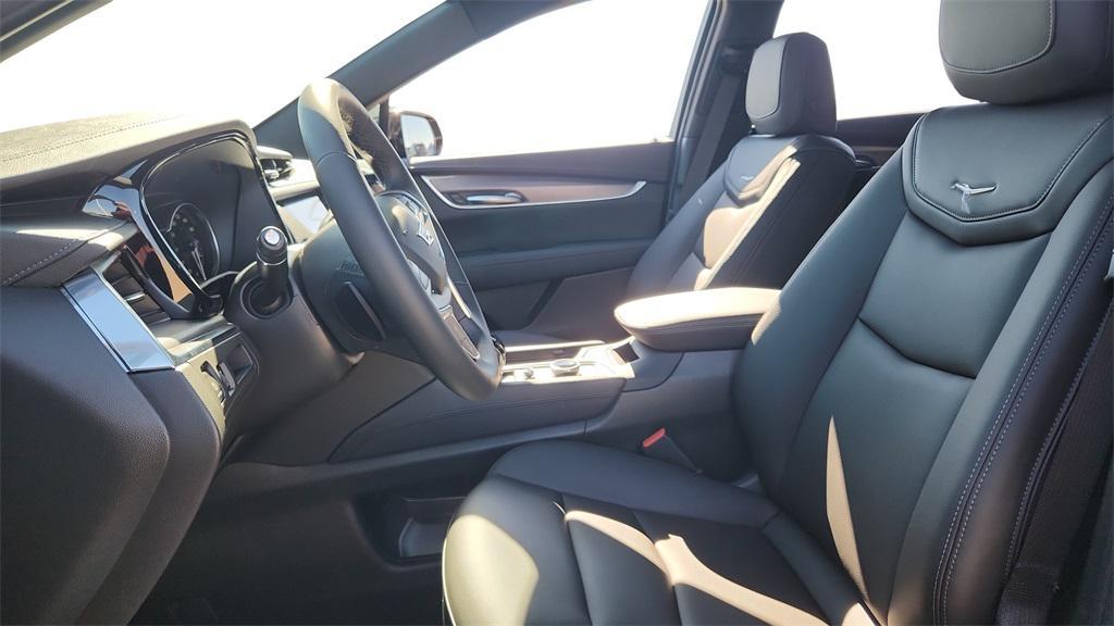 new 2025 Cadillac XT5 car, priced at $45,825
