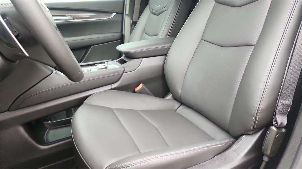 new 2025 Cadillac XT5 car, priced at $61,755