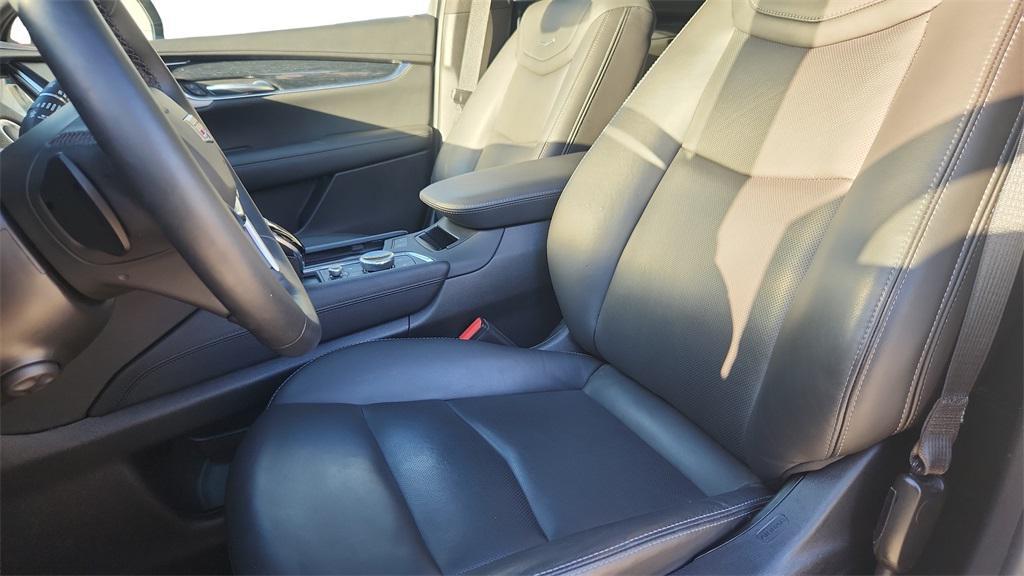 used 2025 Cadillac XT5 car, priced at $40,500