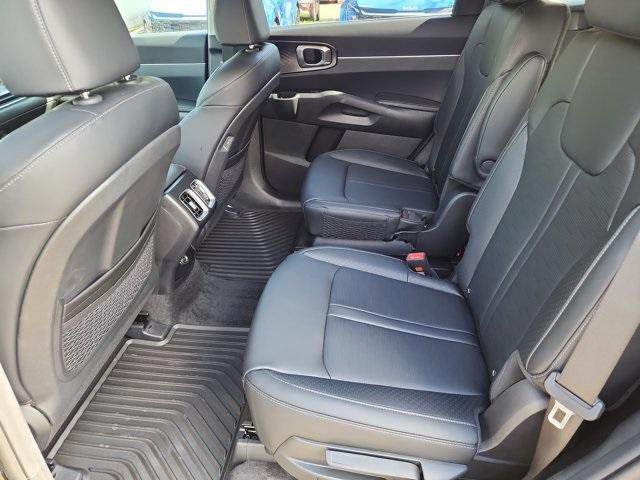 new 2025 Kia Sorento Hybrid car, priced at $35,199