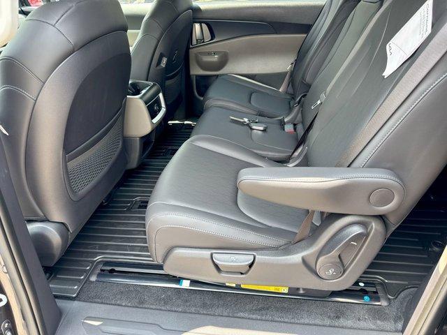 new 2025 Kia Carnival car, priced at $40,000