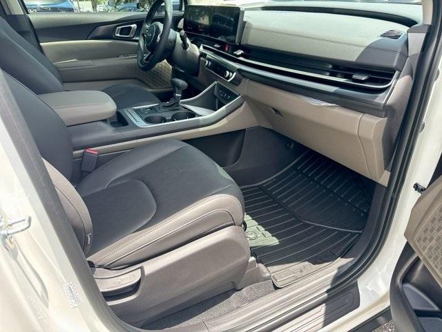 new 2025 Kia Carnival car, priced at $40,495