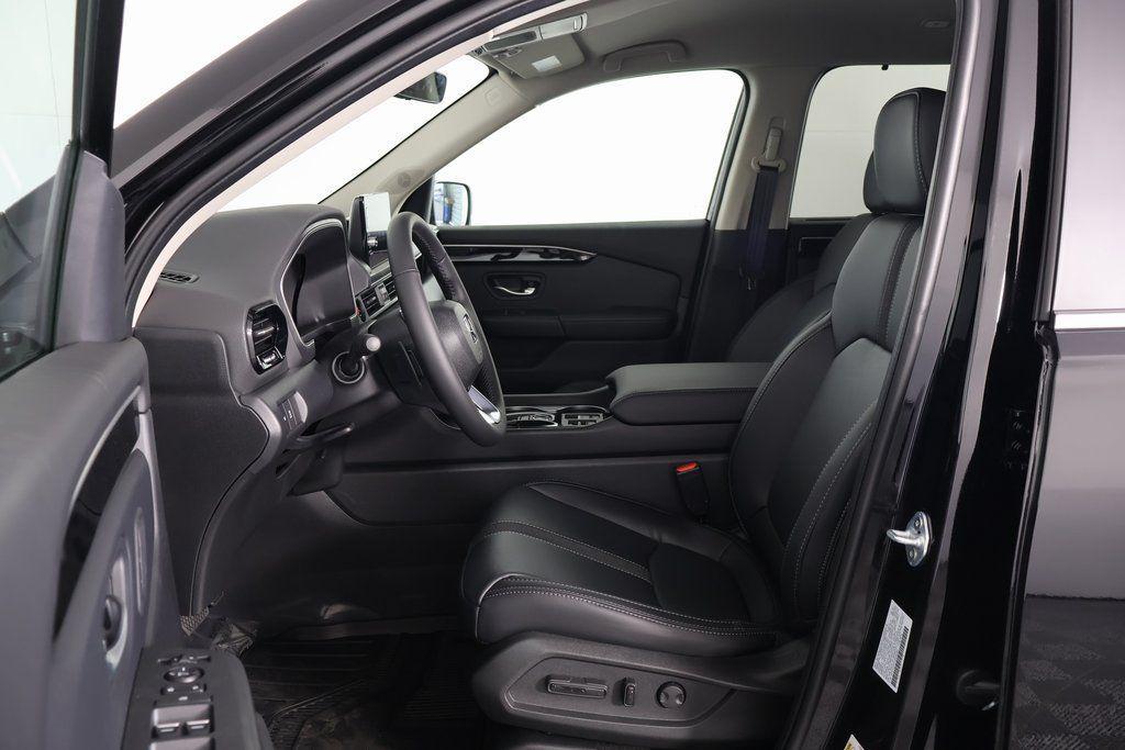 new 2025 Honda Pilot car, priced at $44,995