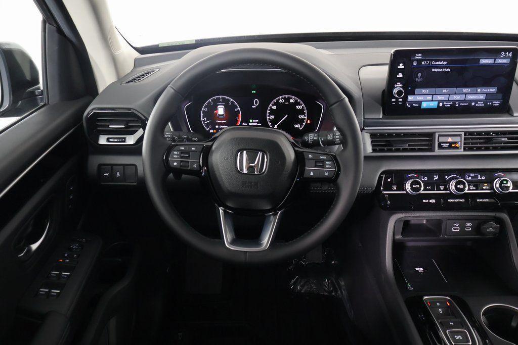 new 2025 Honda Pilot car, priced at $47,825