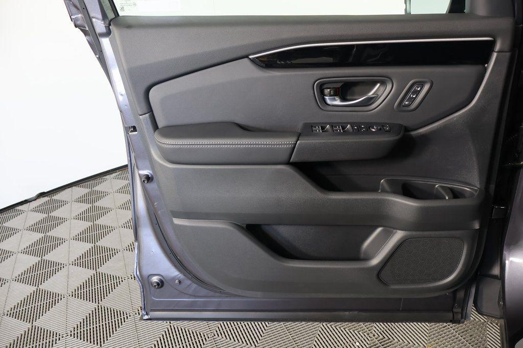 new 2025 Honda Pilot car, priced at $47,825