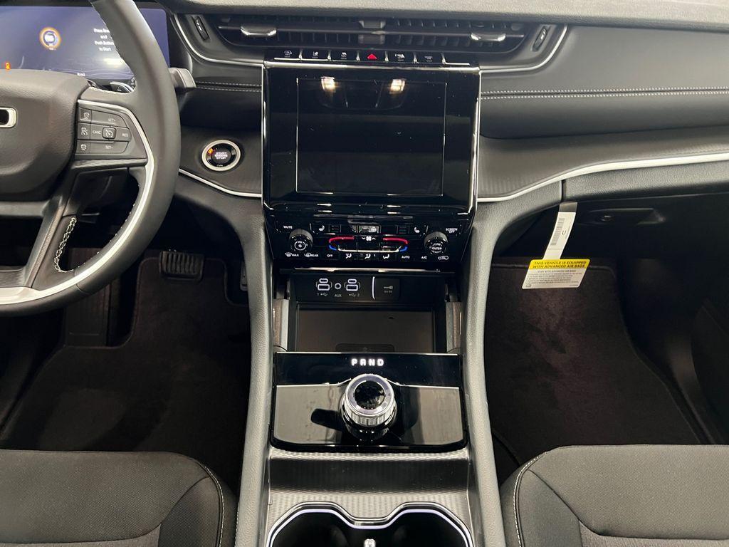 new 2025 Jeep Grand Cherokee car, priced at $41,672