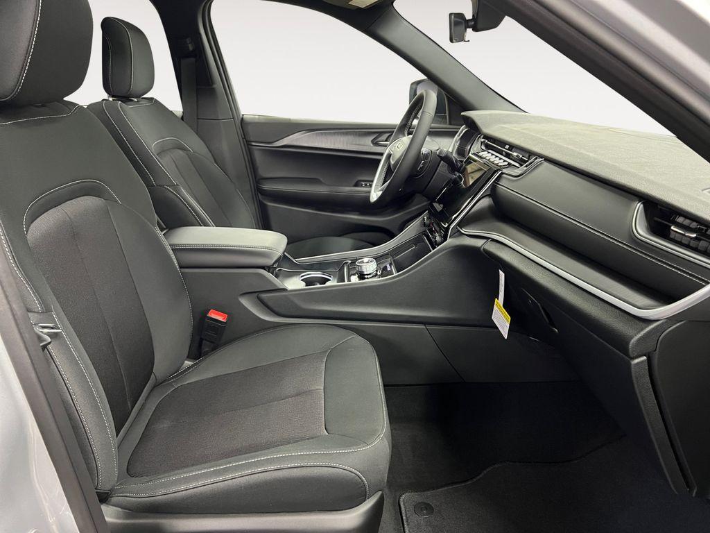 new 2025 Jeep Grand Cherokee car, priced at $40,472