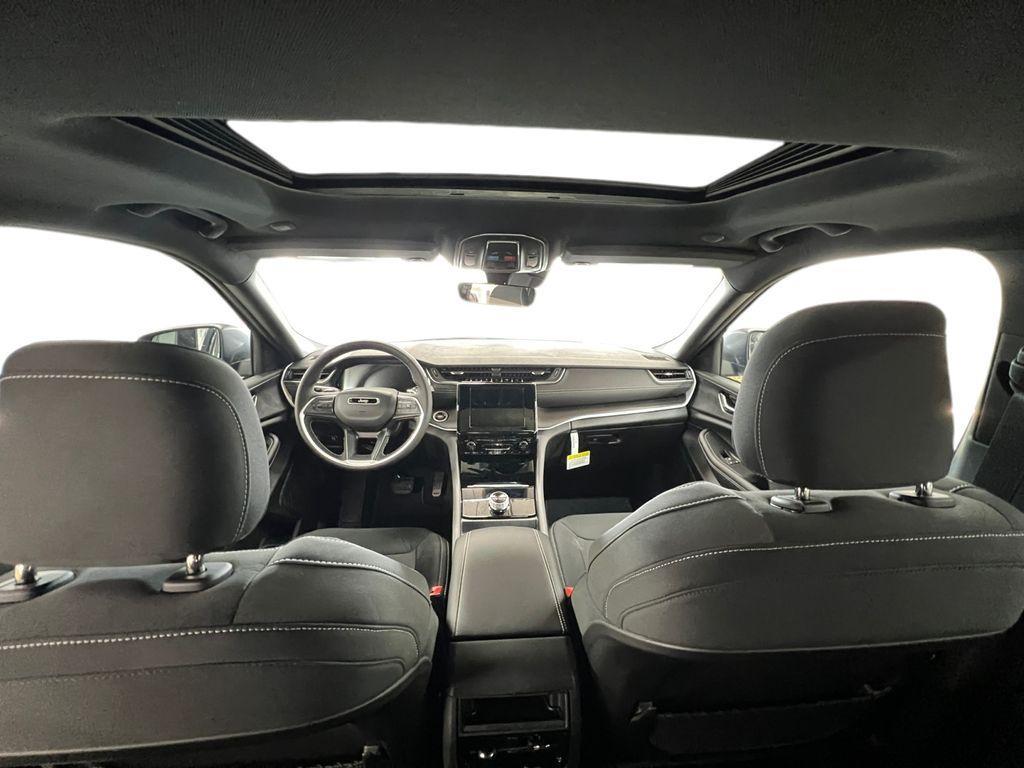 new 2025 Jeep Grand Cherokee car, priced at $40,472