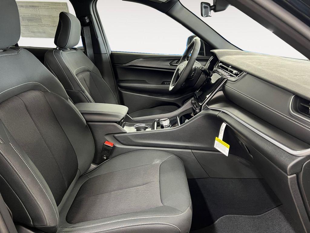new 2025 Jeep Grand Cherokee car, priced at $40,472