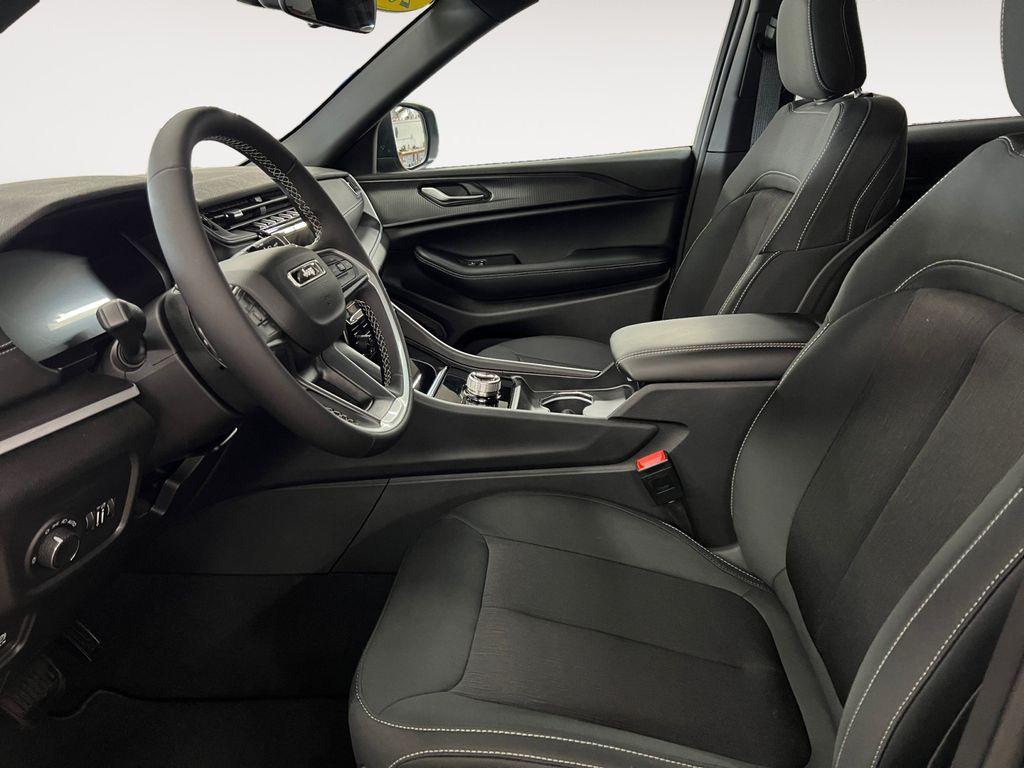 new 2025 Jeep Grand Cherokee car, priced at $39,632