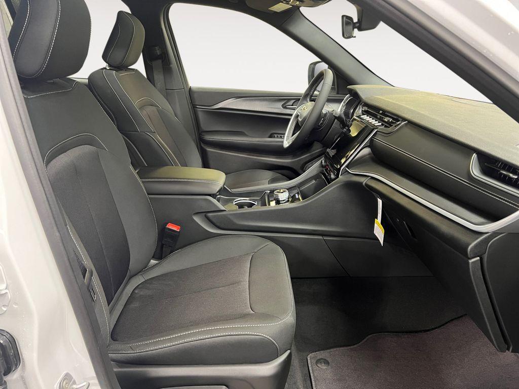 new 2025 Jeep Grand Cherokee car, priced at $39,677