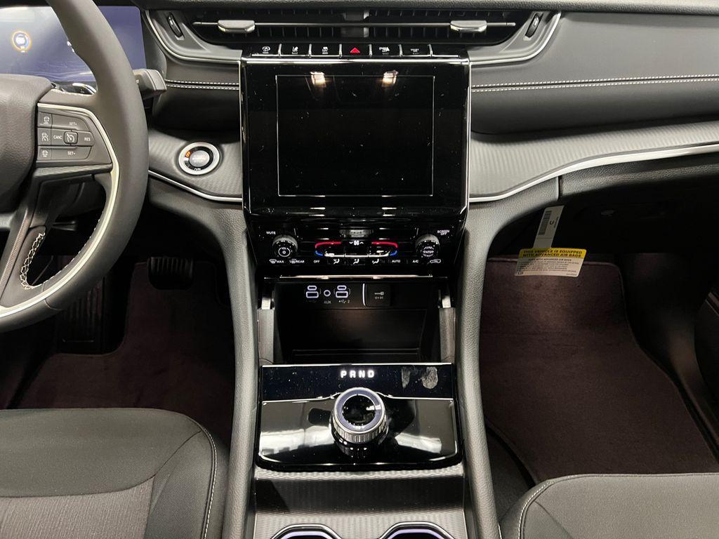 new 2025 Jeep Grand Cherokee car, priced at $39,677