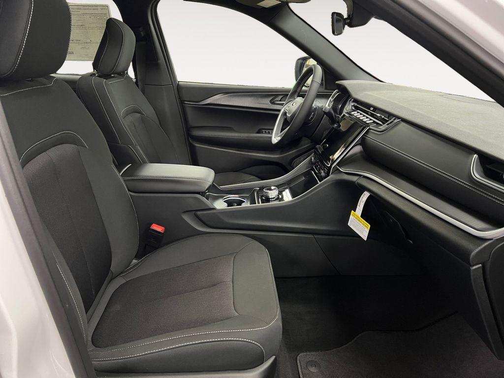 new 2025 Jeep Grand Cherokee car, priced at $41,672