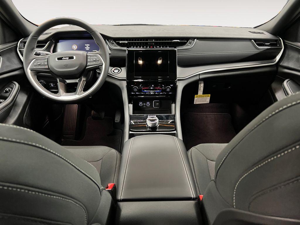 new 2025 Jeep Grand Cherokee car, priced at $41,672
