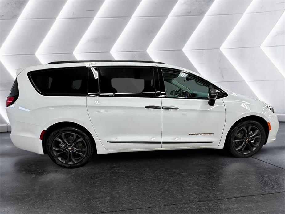 new 2024 Chrysler Pacifica car, priced at $40,805
