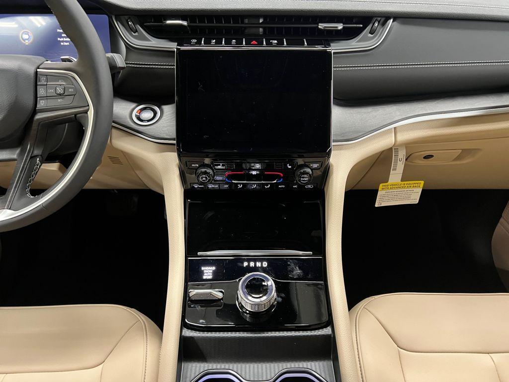 new 2025 Jeep Grand Cherokee car, priced at $47,941