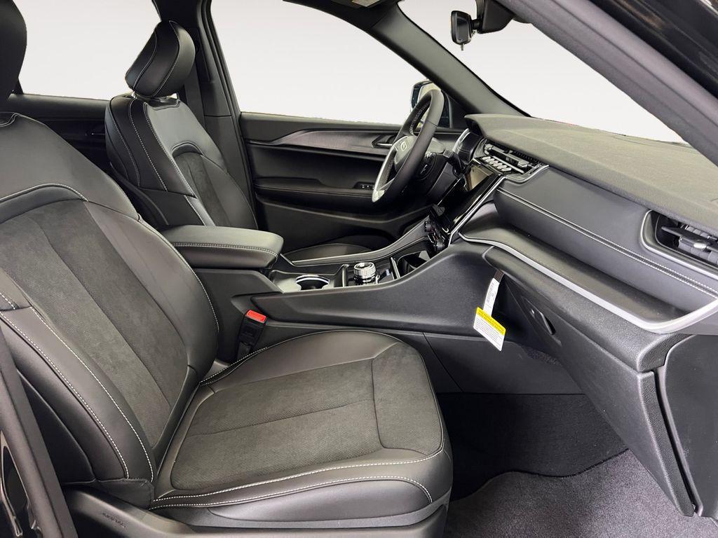 new 2025 Jeep Grand Cherokee car, priced at $43,230