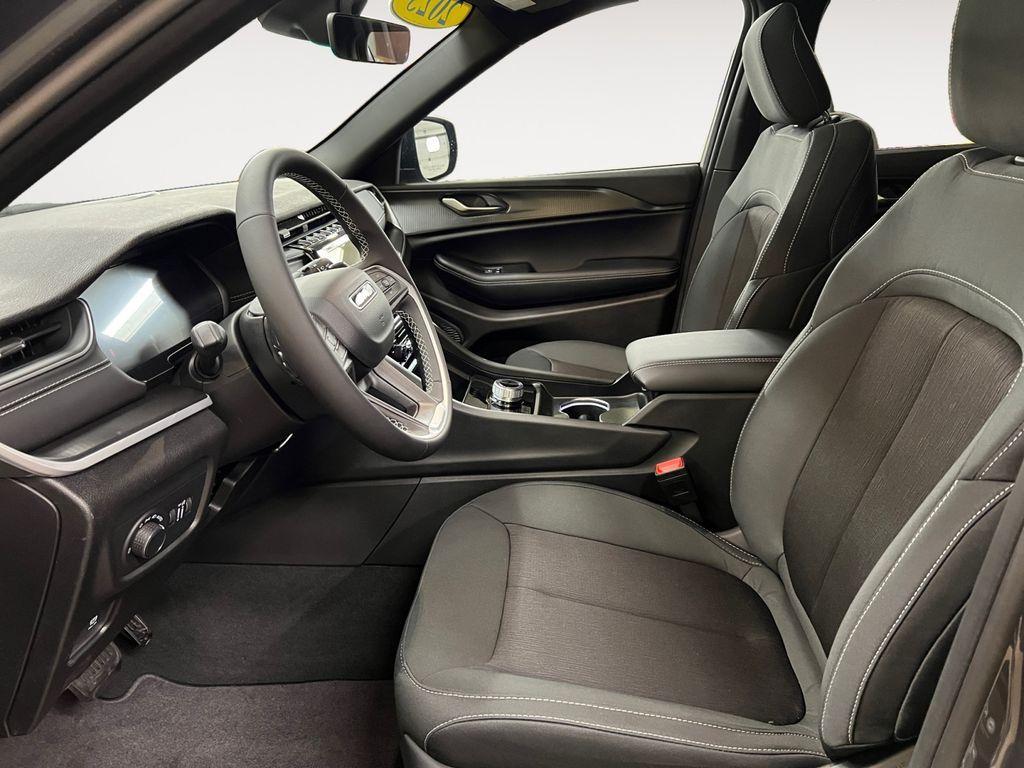 new 2025 Jeep Grand Cherokee car, priced at $40,272