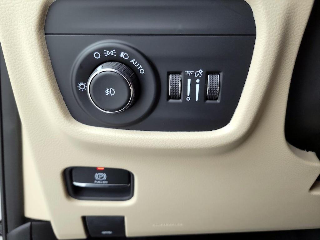 used 2025 Jeep Grand Cherokee car, priced at $40,998