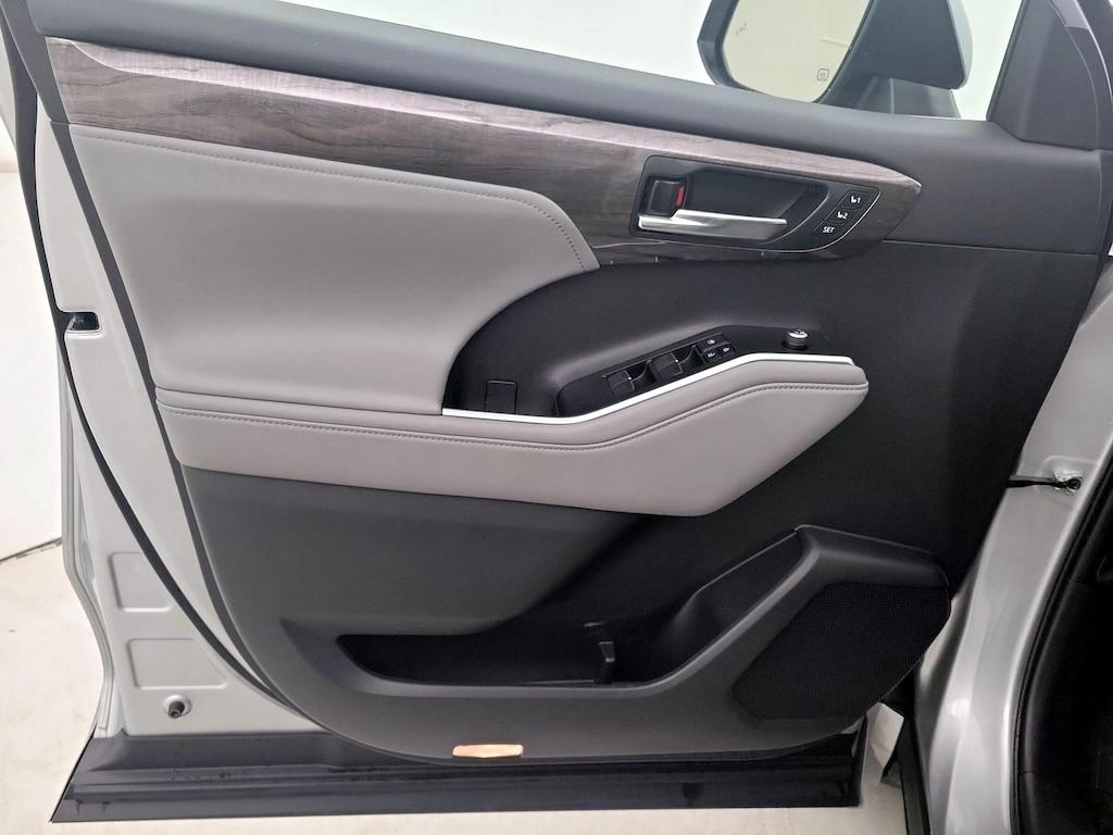 used 2022 Toyota Highlander car, priced at $36,998