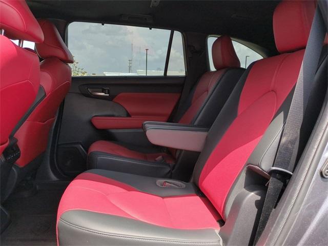 used 2021 Toyota Highlander car, priced at $32,885