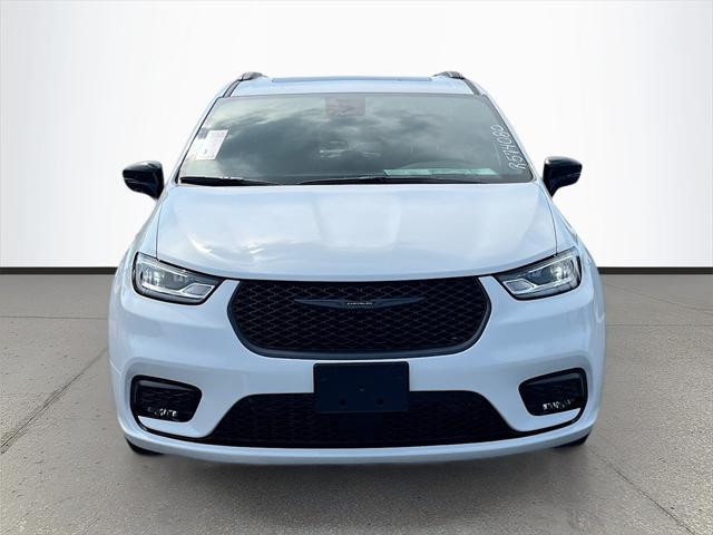 new 2025 Chrysler Pacifica Hybrid car, priced at $43,554