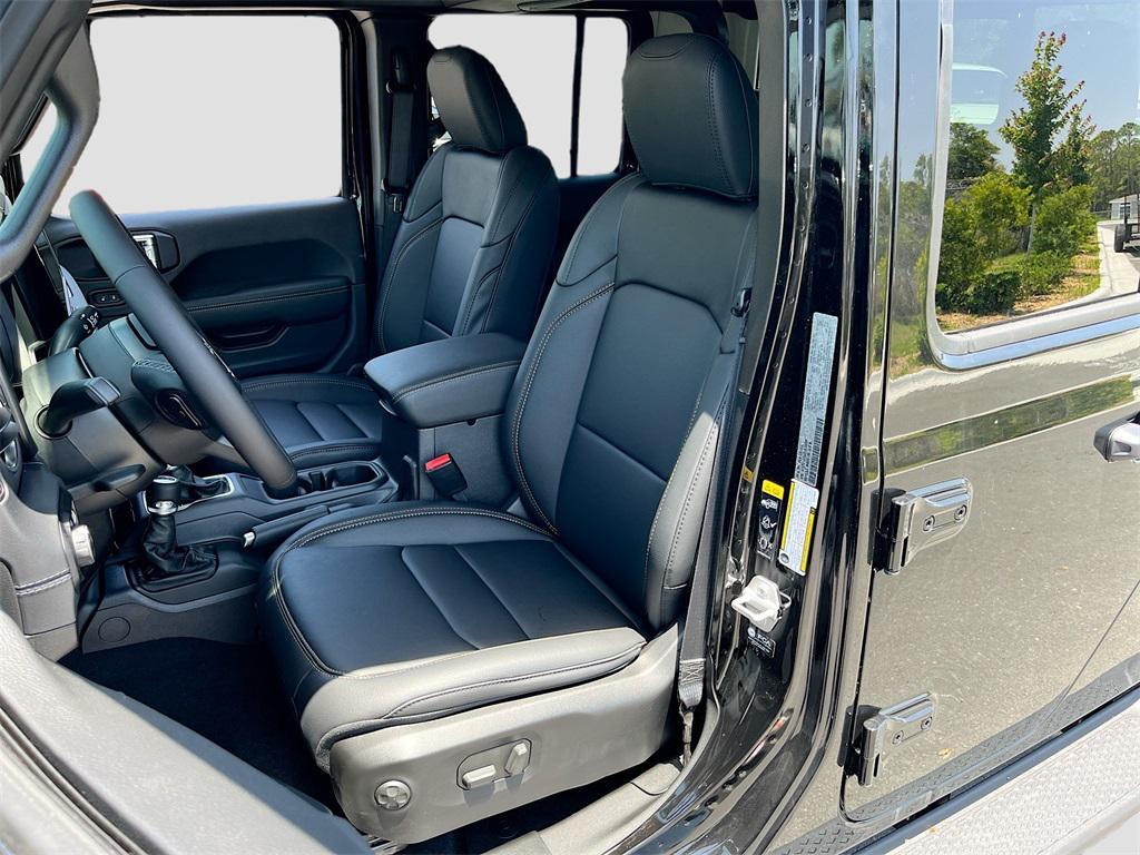 new 2025 Jeep Gladiator car, priced at $46,400