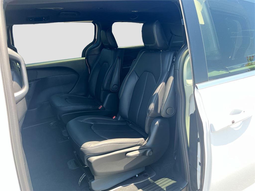 new 2025 Chrysler Pacifica Hybrid car, priced at $38,794