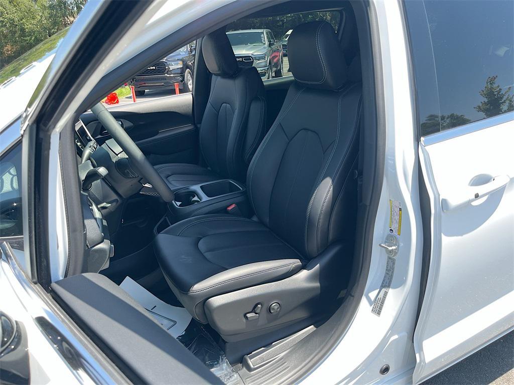 new 2025 Chrysler Pacifica Hybrid car, priced at $38,794