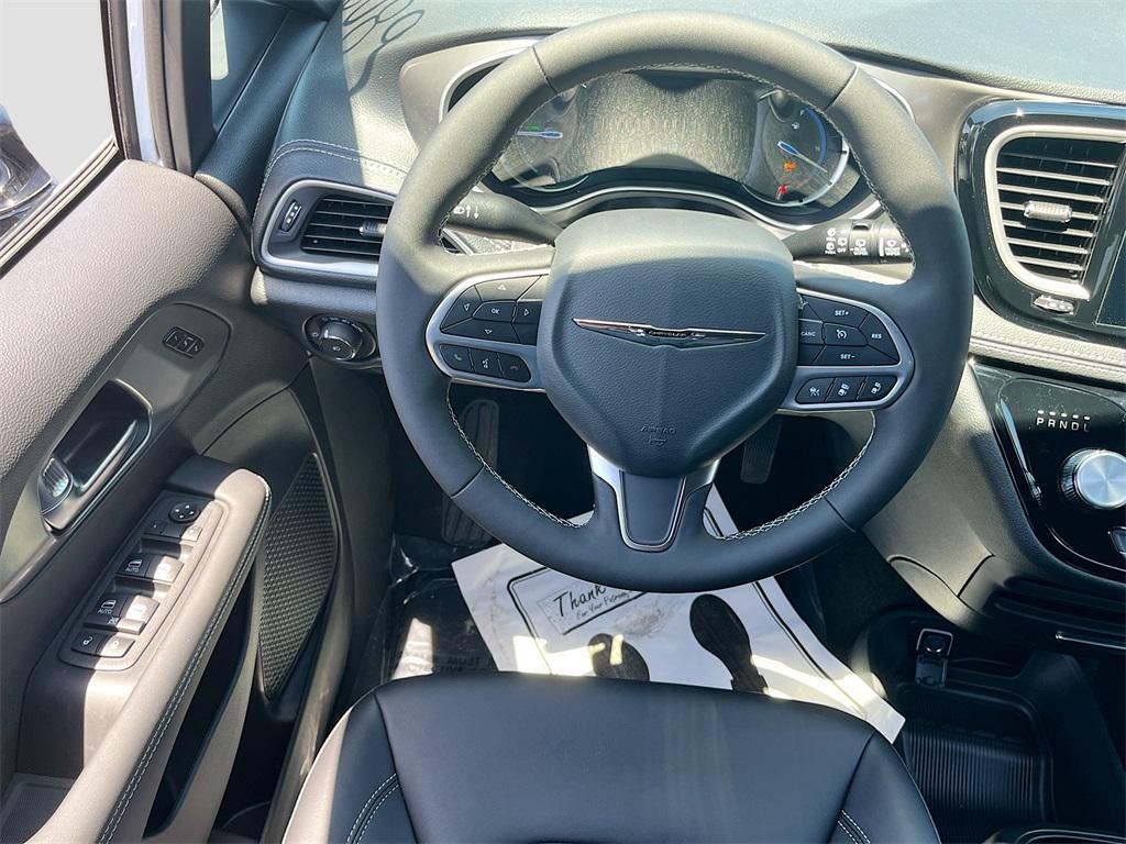 new 2025 Chrysler Pacifica Hybrid car, priced at $38,794