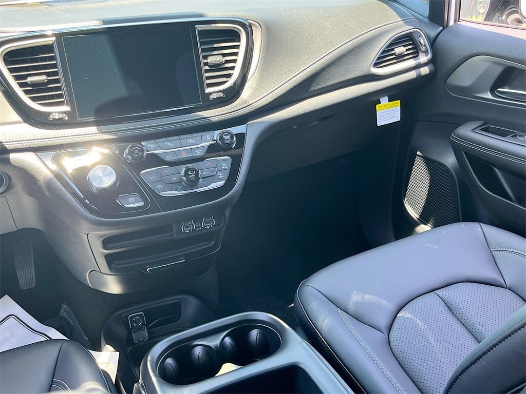 new 2025 Chrysler Pacifica Hybrid car, priced at $38,794