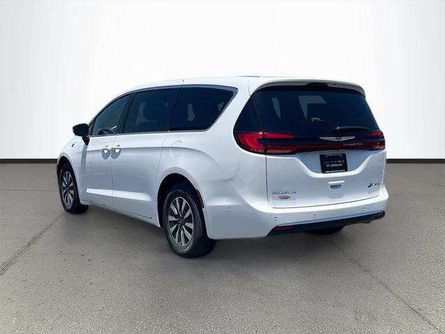 new 2025 Chrysler Pacifica Hybrid car, priced at $38,794